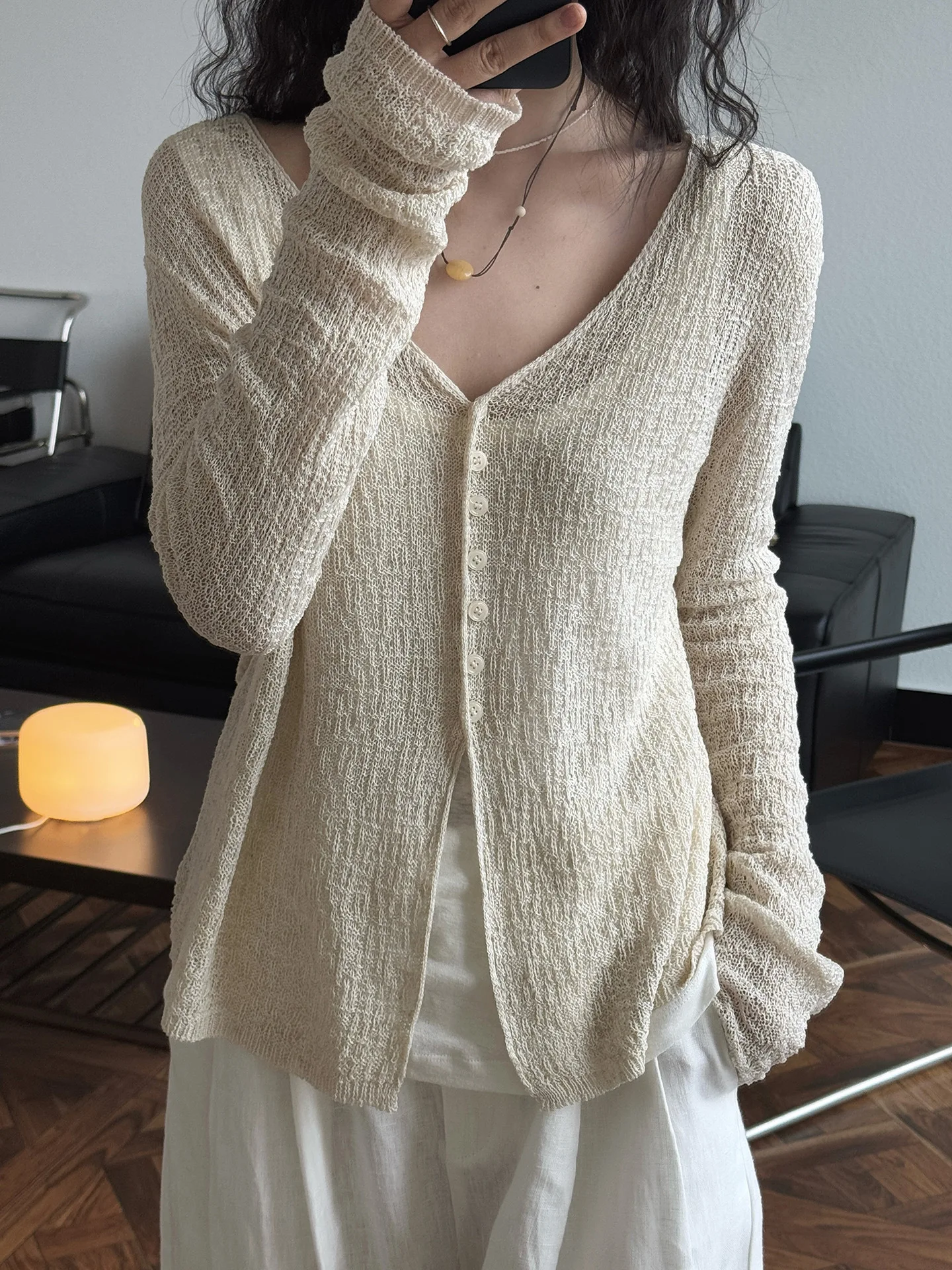 Spring and summer women's casual solid color V-neck long sleeved cardigan sweater
Spring and summer women's casual solid color V-neck long sleeved cardigan sweater