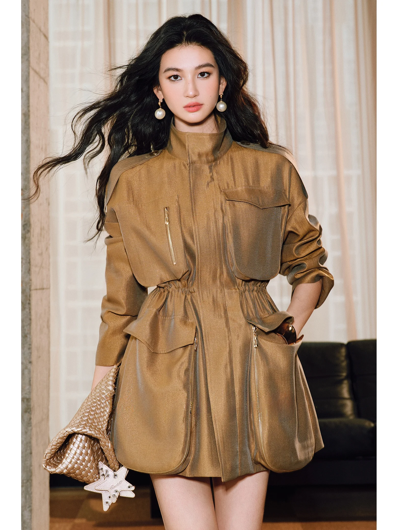 Elegant Silk Satin Jacket with Pockets Waist-Cinching Stand Collar Women's Fashion Spring 2025 Regular Sleeve Long Zipper
Elegant Silk Satin Jacket with Pockets Waist-Cinching Stand Collar Women's Fashion Spring 2025 Regular Sleeve Long Zipper