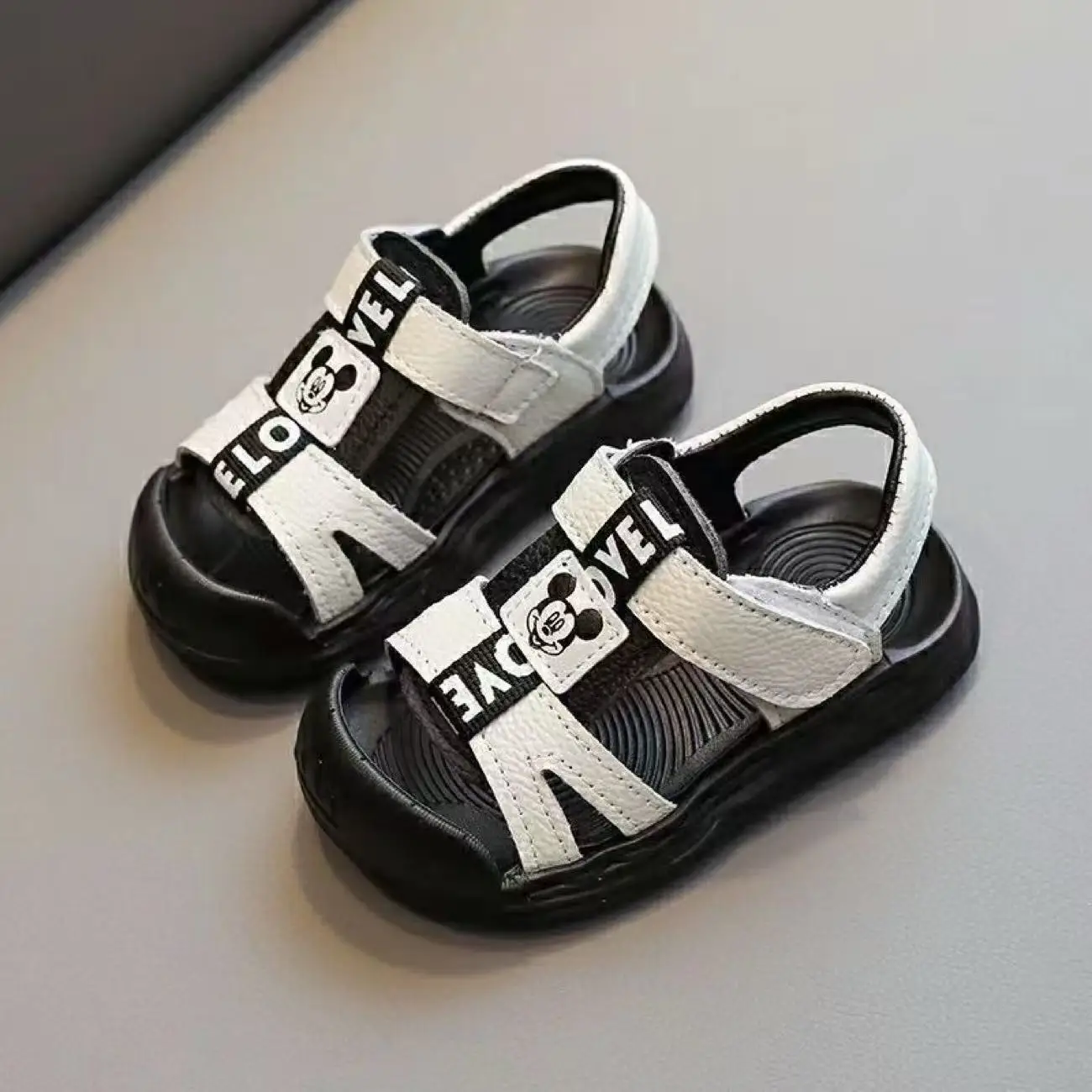 Реальные фотографии 2026, новая уличная одежда, домашние сандалии на толстой подошве с героями мультфильмов, милые противоскользящие мягкие белые, красные, черные детские сандалии
Реальные фотографии 2026, новая уличная одежда, домашние сандалии на толстой подошве с героями мультфильмов, милые противоскользящие мягкие белые, красные, черные детские сандалии