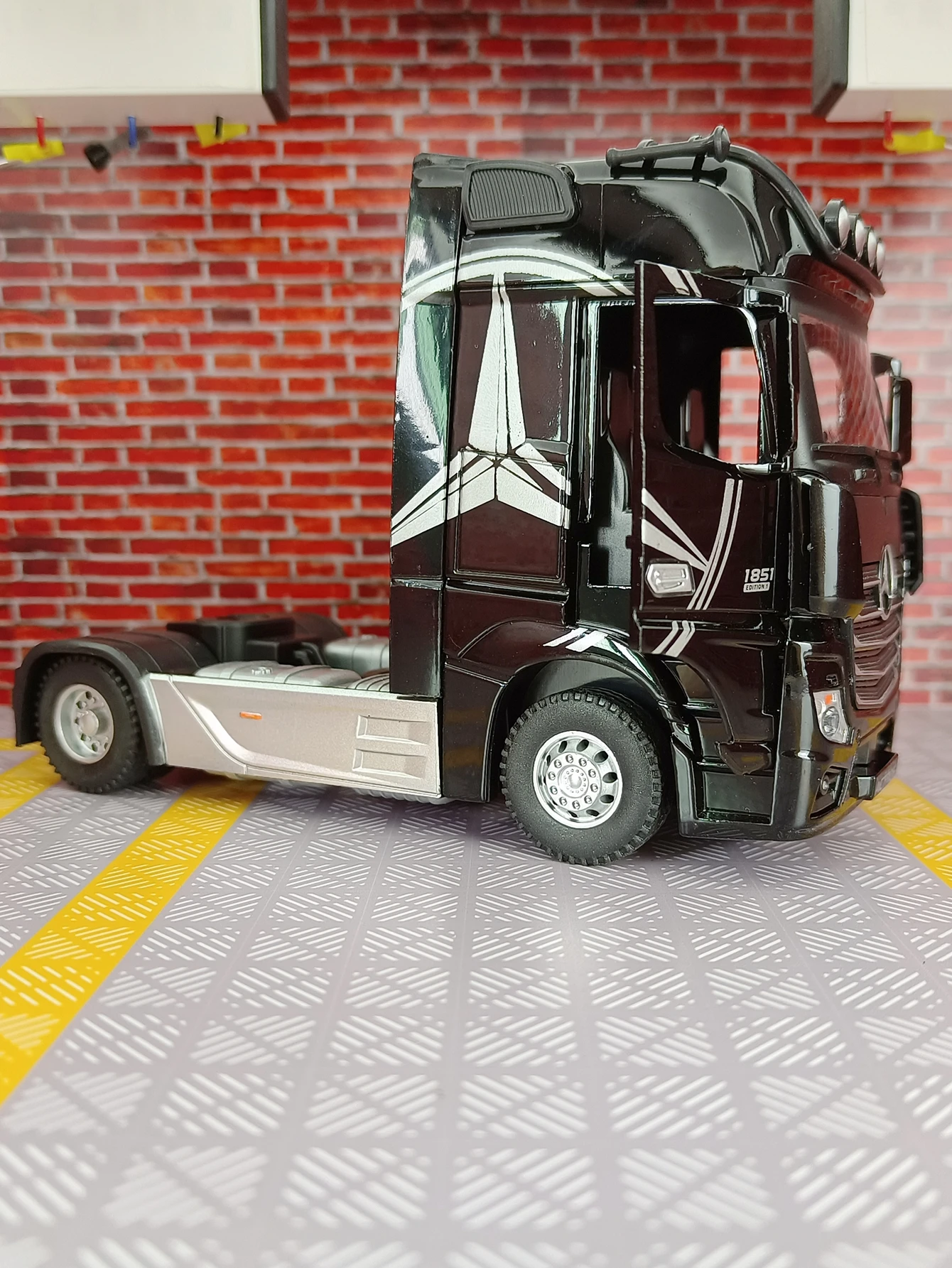 1:36 Mercedes Benz Trailer Alloy Car Model doors on both sides that can be opened has simulated sound and lighting good quality
1:36 Mercedes Benz Trailer Alloy Car Model doors on both sides that can be opened has simulated sound and lighting good quality