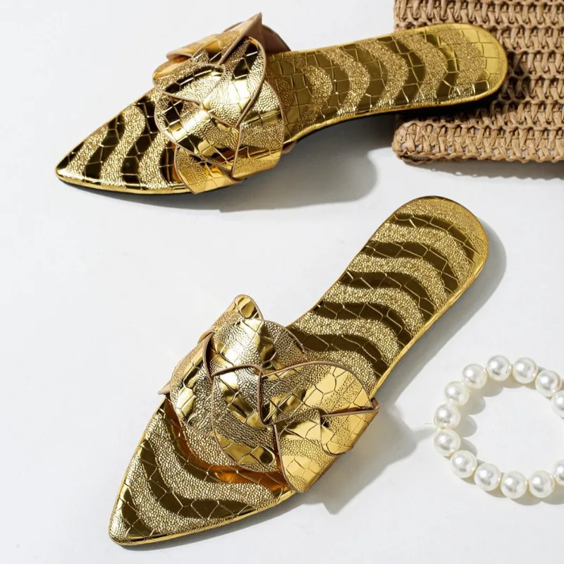 Летние пикантные золотые сандалии на плоской подошве, женские модные пляжные тапочки с металлическим тиснением и острым носком, легкие нескользящие шлепанцы
Летние пикантные золотые сандалии на плоской подошве, женские модные пляжные тапочки с металлическим тиснением и острым носком, легкие нескользящие шлепанцы