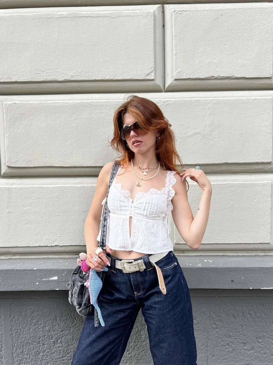 Модный топ Bershka с кружевными вставками и боковыми завязками, на одной пуговице, однотонный, в нежном стиле, для женщин
Модный топ Bershka с кружевными вставками и боковыми завязками, на одной пуговице, однотонный, в нежном стиле, для женщин