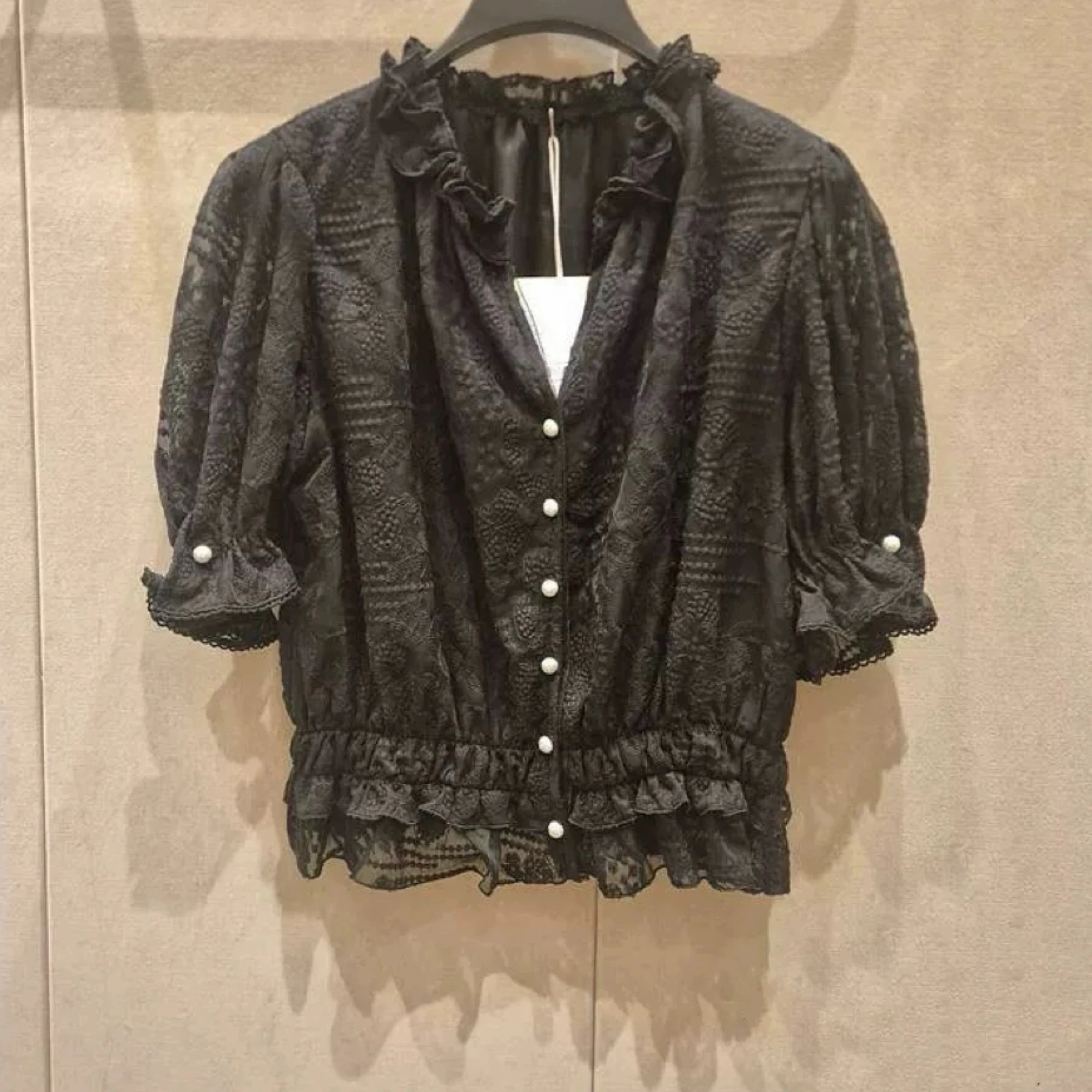 Korean Single M*NE Summer 2025 ort Sve V-ne Embroidered Floral Heavy Work Versatile irt Commute Sle Loose Fit Pure...
Korean Single M*NE Summer 2025 ort Sve V-ne Embroidered Floral Heavy Work Versatile irt Commute Sle Loose Fit Pure...