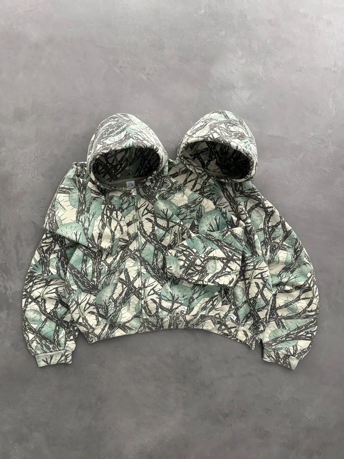 Новая классическая камуфляжная толстовка на молнии в стиле Y2K Harajuku, спортивная футболка, модный повседневный топ для мужчин и женщин
Новая классическая камуфляжная толстовка на молнии в стиле Y2K Harajuku, спортивная футболка, модный повседневный топ для мужчин и женщин