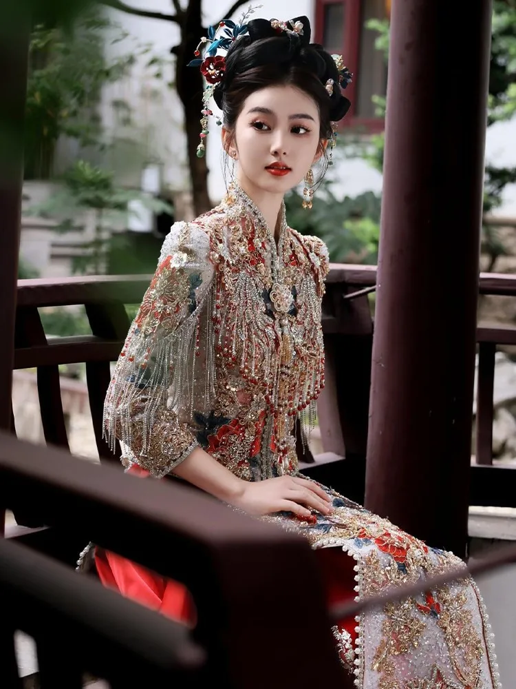 The wedding dress for of heavy industry is a Chinese-style gown and dragon phoenix
The wedding dress for of heavy industry is a Chinese-style gown and dragon phoenix
