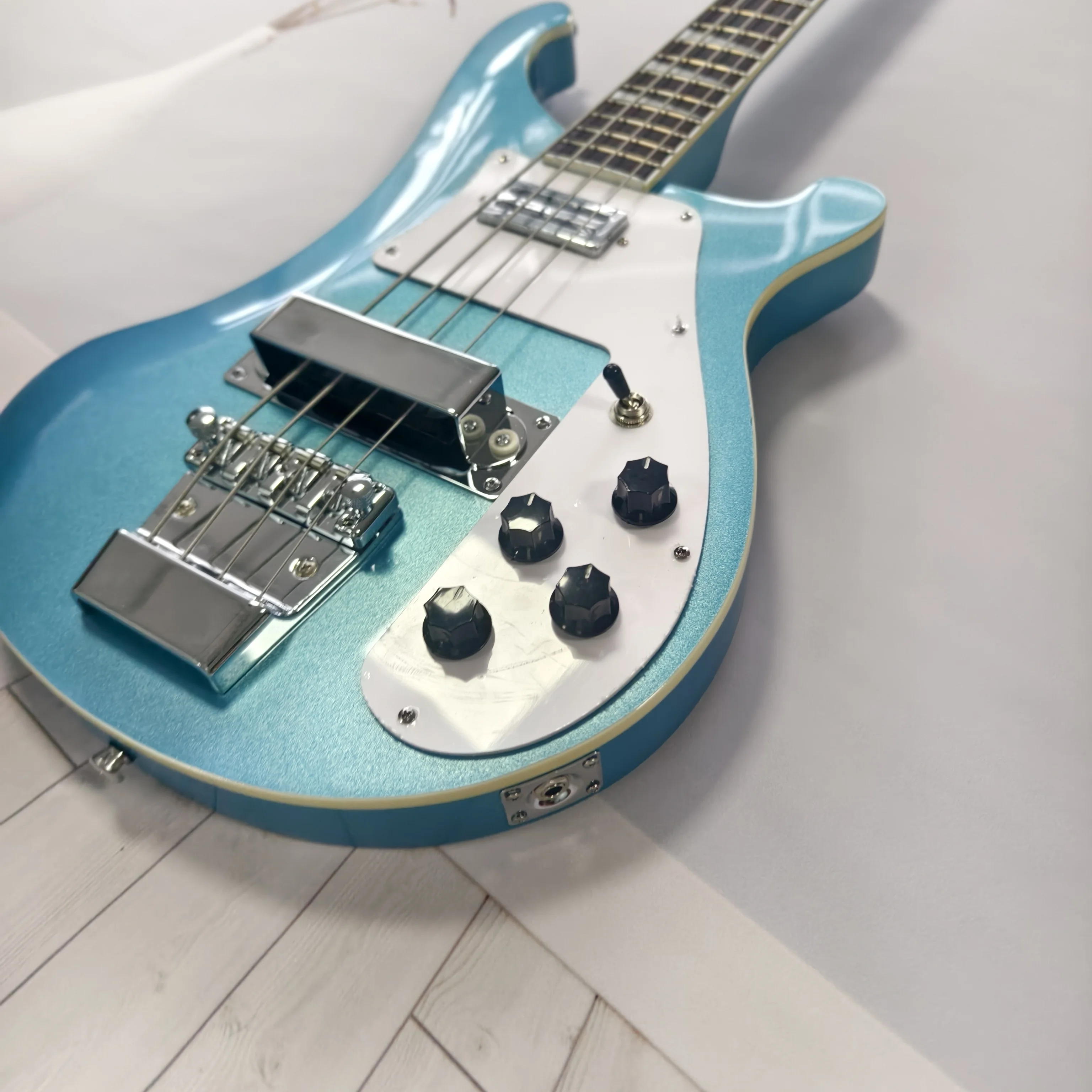 US warehouse 4-String Gem Blue Electric Bass Guitar, White Pickguard with Black Tuning Pegs, 22-Fret Rosewood Fingerboard Electric Guitar Free Shipping
US warehouse 4-String Gem Blue Electric Bass Guitar, White Pickguard with Black Tuning Pegs, 22-Fret Rosewood Fingerboard Electric Guitar Free Shipping