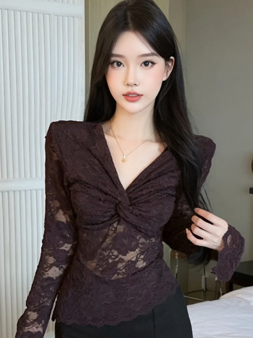 Elegant Lace Knot Hollow out V-Neck Base Shirt Design Slimming Unique Top Sexy Style Standard Fit Long Sleeve Polyester Fiber
Elegant Lace Knot Hollow out V-Neck Base Shirt Design Slimming Unique Top Sexy Style Standard Fit Long Sleeve Polyester Fiber