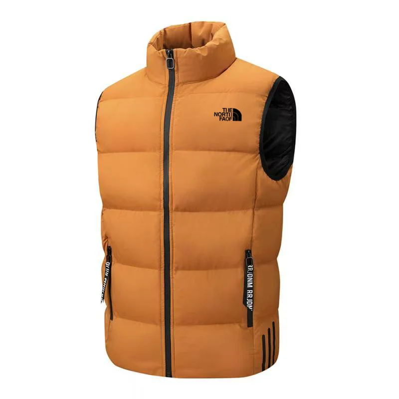 Новая модель куртки с надписью 20226 имеет полосатые украшения и карманы на молнии с обеих сторон.
Новая модель куртки с надписью 20226 имеет полосатые украшения и карманы на молнии с обеих сторон.