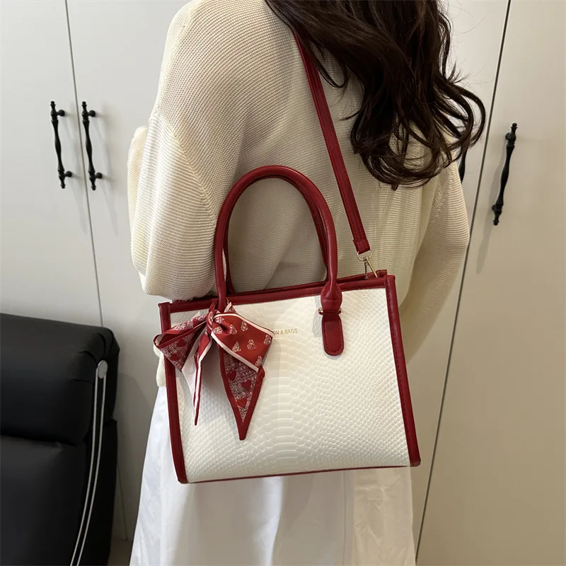 2025 fashion new tote handbag large capacity commuting simple niche design Western style shoulder crossbody bag
2025 fashion new tote handbag large capacity commuting simple niche design Western style shoulder crossbody bag