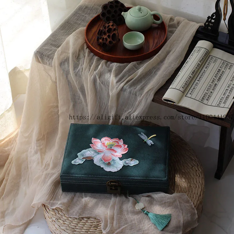 Jade Inlaid Red Sleeves Ancient-Style Jewelry Box Storage Box Chinese-Style Embroidered Jewelry box
Jade Inlaid Red Sleeves Ancient-Style Jewelry Box Storage Box Chinese-Style Embroidered Jewelry box