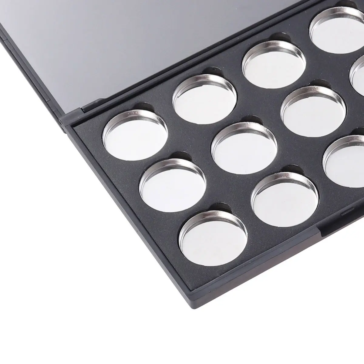 Пустая магнитная палетка для теней с большой вместимостью, прочная и легкая конструкция для индивидуальной организации макияжа, портативная.
Пустая магнитная палетка для теней с большой вместимостью, прочная и легкая конструкция для индивидуальной организации макияжа, портативная.