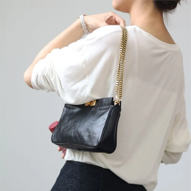 Retro Chain Minimalist Design Shoulder Bag Women Buckle Texture Leather Square Handbag Ladies Black Casual Commute Crossbody Bag
Retro Chain Minimalist Design Shoulder Bag Women Buckle Texture Leather Square Handbag Ladies Black Casual Commute Crossbody Bag