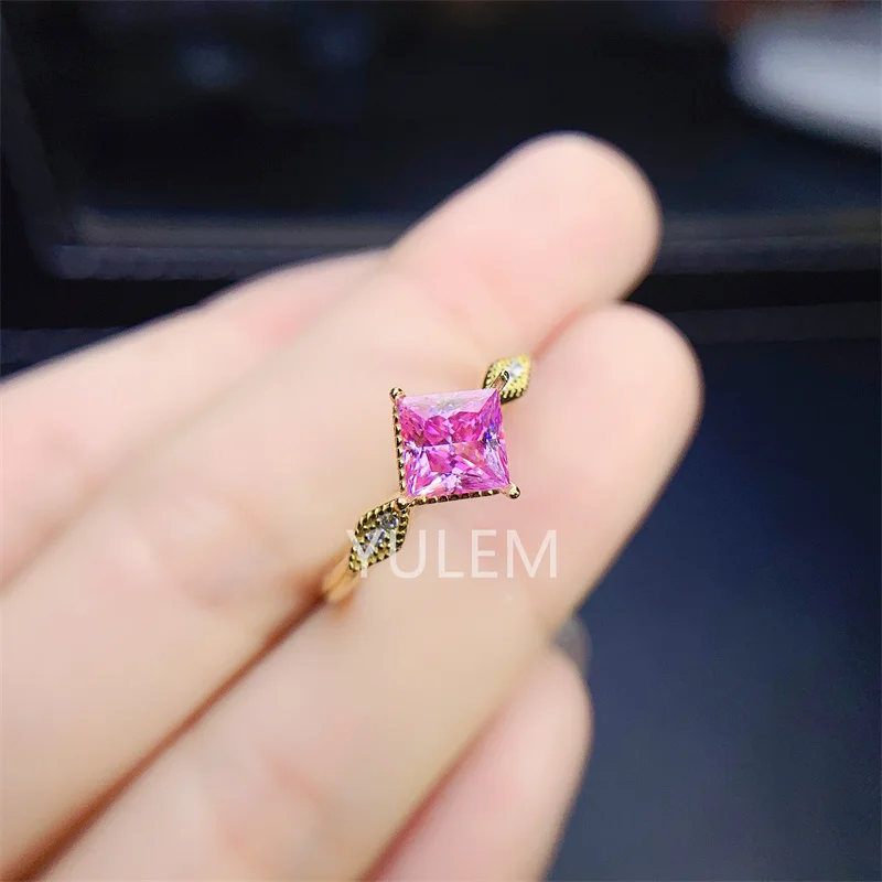 Princess Cut Pink Moissanite 100% 925 Sterling Silver Pink Moissanite Wedding Engagement Rose Gold Ring Fine Jewelry Wholesale
Princess Cut Pink Moissanite 100% 925 Sterling Silver Pink Moissanite Wedding Engagement Rose Gold Ring Fine Jewelry Wholesale