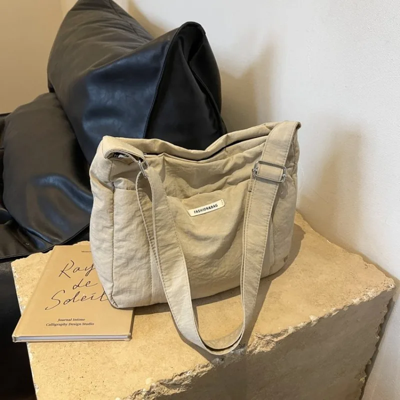 Новые простые женские сумки через плечо 2024, высококачественные вместительные повседневные дизайнерские женские сумки через плечо
Новые простые женские сумки через плечо 2024, высококачественные вместительные повседневные дизайнерские женские сумки через плечо