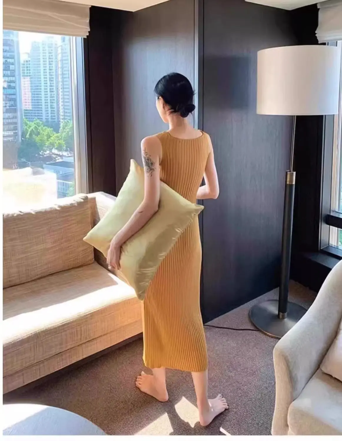 Вязаное платье без рукавов с декоративными элементами, женское, зимнее, с капюшоном, из начесанной ткани, с изогнутыми складками, из смесовой ткани, плотное, уютное, на шнуровке, в стиле Highstreet
Вязаное платье без рукавов с декоративными элементами, женское, зимнее, с капюшоном, из начесанной ткани, с изогнутыми складками, из смесовой ткани, плотное, уютное, на шнуровке, в стиле Highstreet