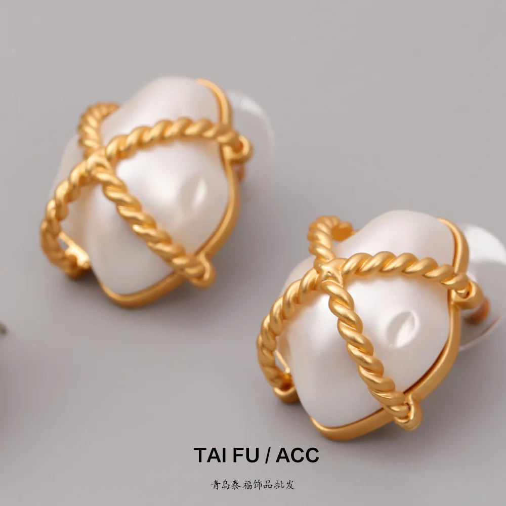 Irregular baroque pearl stud earrings for women designer elegant earrings winter statement jewelry accessory
Irregular baroque pearl stud earrings for women designer elegant earrings winter statement jewelry accessory