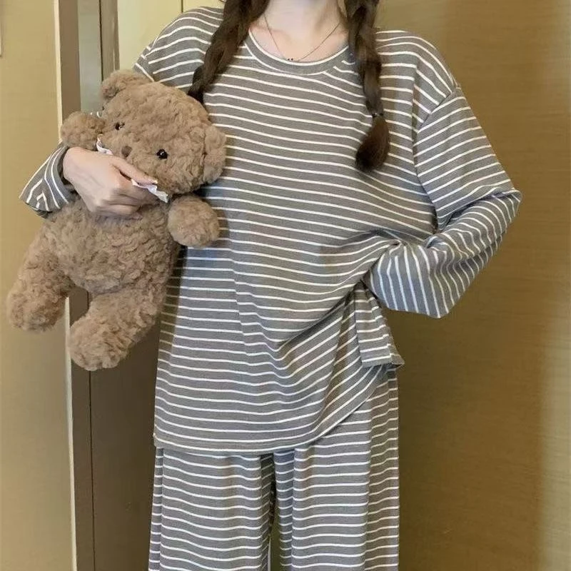 Korean-style simple striped pajamas for women, spring and autumn season, casual, long sleeves, loose fit, home wear set.
Korean-style simple striped pajamas for women, spring and autumn season, casual, long sleeves, loose fit, home wear set.