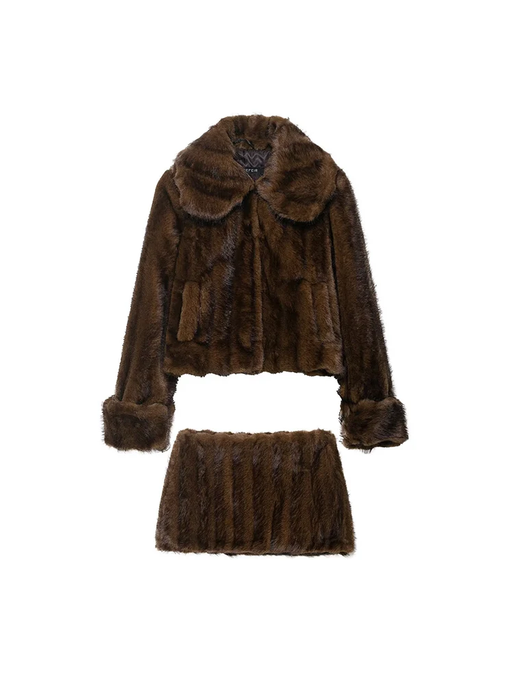 European-style new women's fashion, versatile and elegant faux fur collar long-sleeved coat and mini skirt.
European-style new women's fashion, versatile and elegant faux fur collar long-sleeved coat and mini skirt.