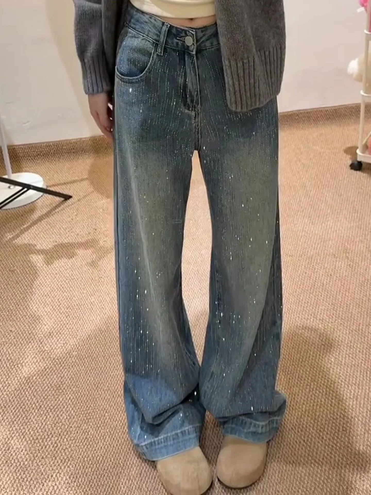 Блестящие широкие джинсы женские с высокой талией, прямого кроя, свободного покроя, с бриллиантовой отделкой, в стиле ретро, для уличного стиля, весенняя новинка
Блестящие широкие джинсы женские с высокой талией, прямого кроя, свободного покроя, с бриллиантовой отделкой, в стиле ретро, для уличного стиля, весенняя новинка