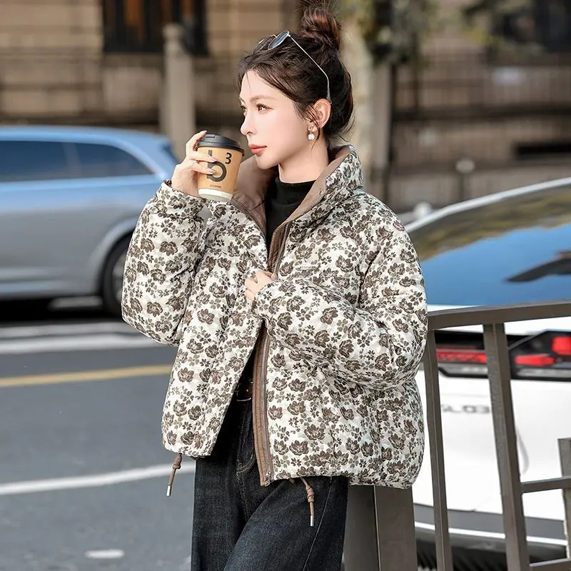 Printed Cotton Clothing For Women 2025 New Winter Thick Short Loose And Fashionable Stand Up Collar Cotton Jacket
Printed Cotton Clothing For Women 2025 New Winter Thick Short Loose And Fashionable Stand Up Collar Cotton Jacket