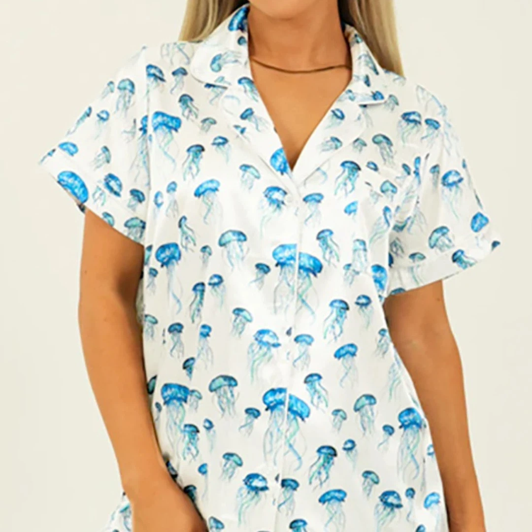 Белый женский пижамный комплект ко Дню святого Валентина с принтом синих медуз, с отложным воротником, с короткими рукавами и шортами, домашняя одежда, подарки
Белый женский пижамный комплект ко Дню святого Валентина с принтом синих медуз, с отложным воротником, с короткими рукавами и шортами, домашняя одежда, подарки