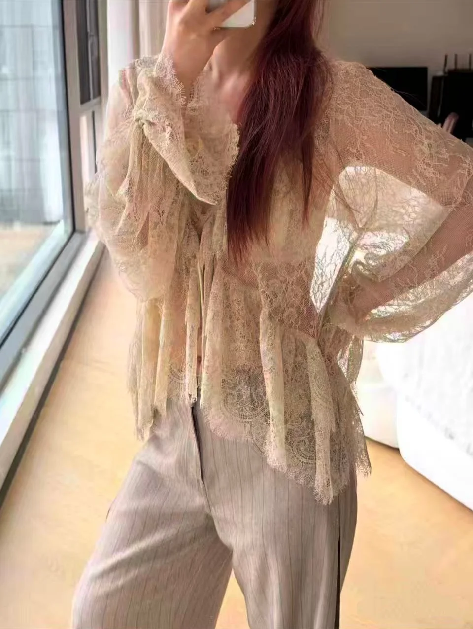 Весна-Лето 2026: Платье Pure Desire с кружевной отделкой, декоративным узлом, многослойным декором, свободного кроя, с длинными рукавами и V-образным вырезом
Весна-Лето 2026: Платье Pure Desire с кружевной отделкой, декоративным узлом, многослойным декором, свободного кроя, с длинными рукавами и V-образным вырезом