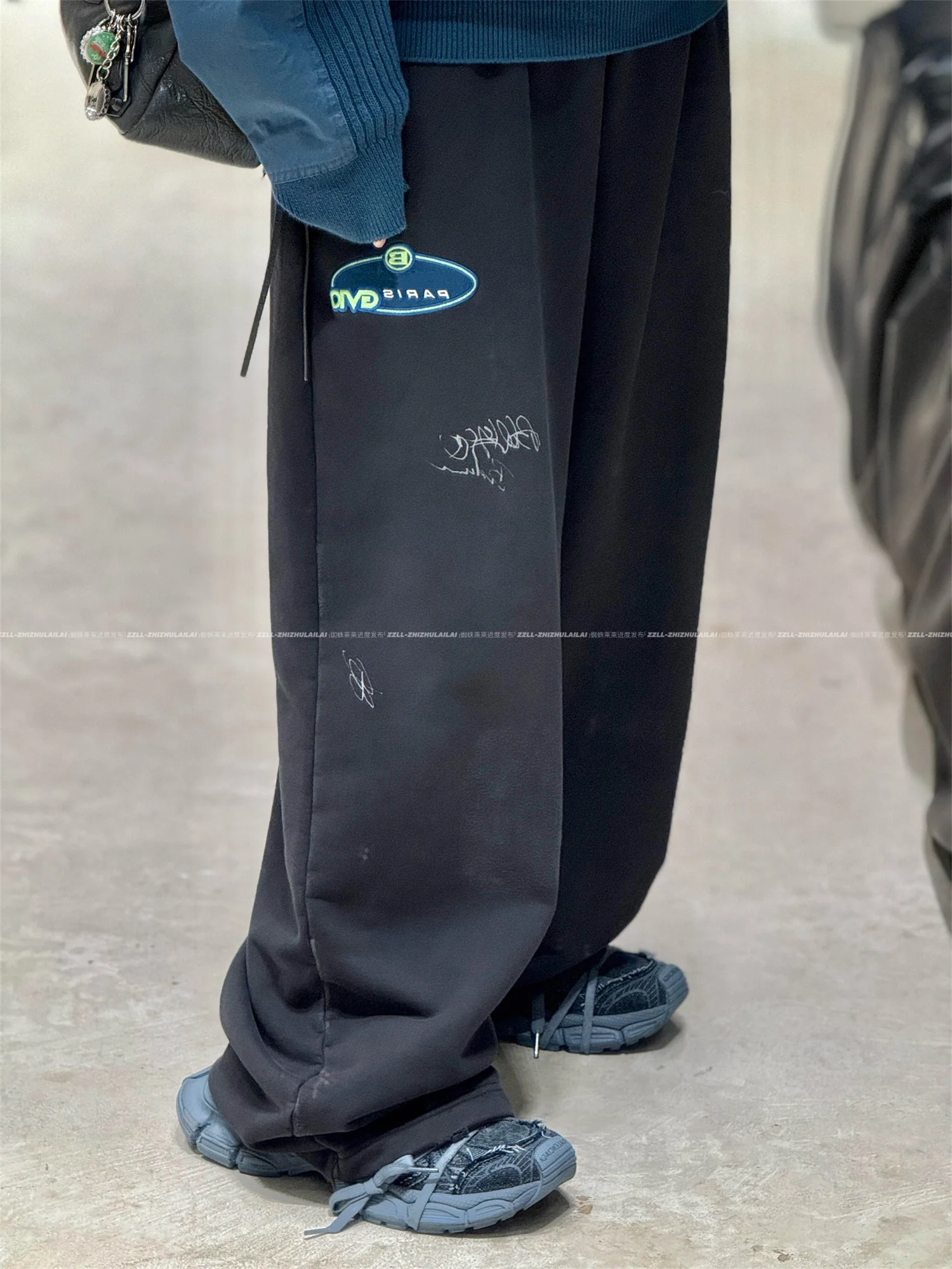 Спортивные брюки Hand-Dn fiti VANA ILUSION с вышивкой, удлиненные, для пар, модные, молодежные
Спортивные брюки Hand-Dn fiti VANA ILUSION с вышивкой, удлиненные, для пар, модные, молодежные