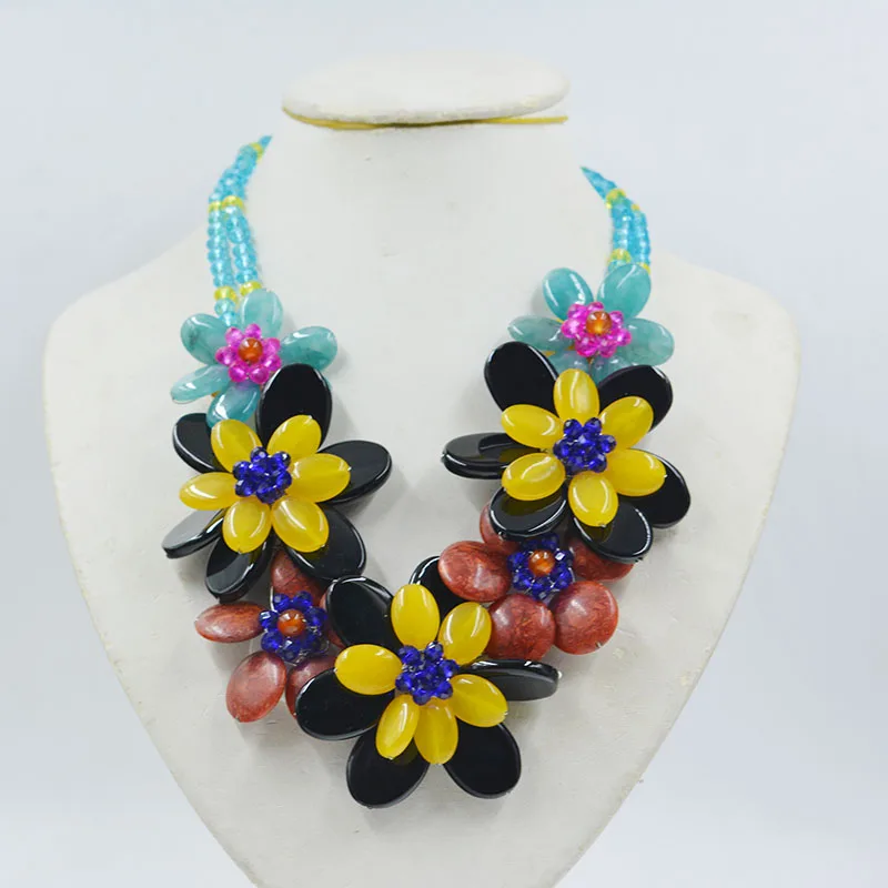 Natural stone/crystal. Handmade flower necklace. Women at large banquets wear classic jewelry 20”
Natural stone/crystal. Handmade flower necklace. Women at large banquets wear classic jewelry 20”