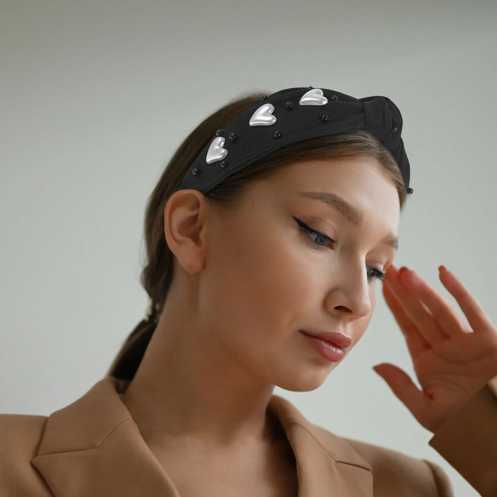 Женская тканевая повязка на голову с имитацией груши и сердца, мягкая нескользящая легкая стильная повязка на голову с завязками для девочек, женская мода
Женская тканевая повязка на голову с имитацией груши и сердца, мягкая нескользящая легкая стильная повязка на голову с завязками для девочек, женская мода