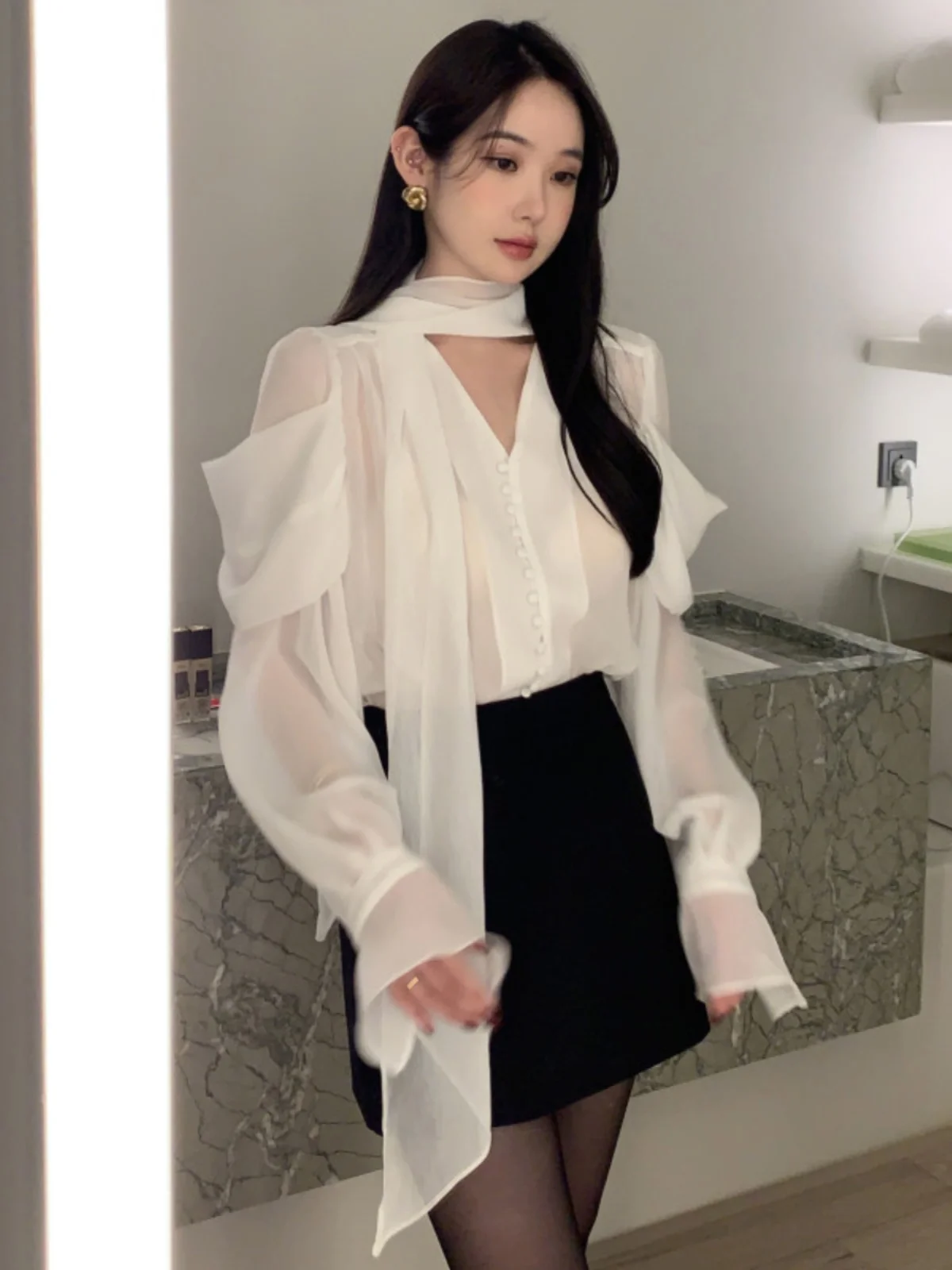 Ele V-ne Sa Design Loose Women's irt Spring Faion White Puffy Sve Top Commute Sle Regular Sve Long irt 
Ele V-ne Sa Design Loose Women's irt Spring Faion White Puffy Sve Top Commute Sle Regular Sve Long irt