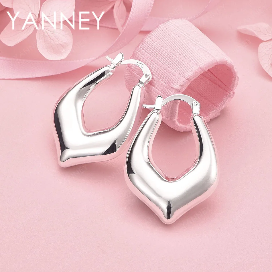 Очаровательные глянцевые геометрические серьги из стерлингового серебра 925 пробы, модные женские вечерние и свадебные аксессуары, ювелирные изделия
Очаровательные глянцевые геометрические серьги из стерлингового серебра 925 пробы, модные женские вечерние и свадебные аксессуары, ювелирные изделия