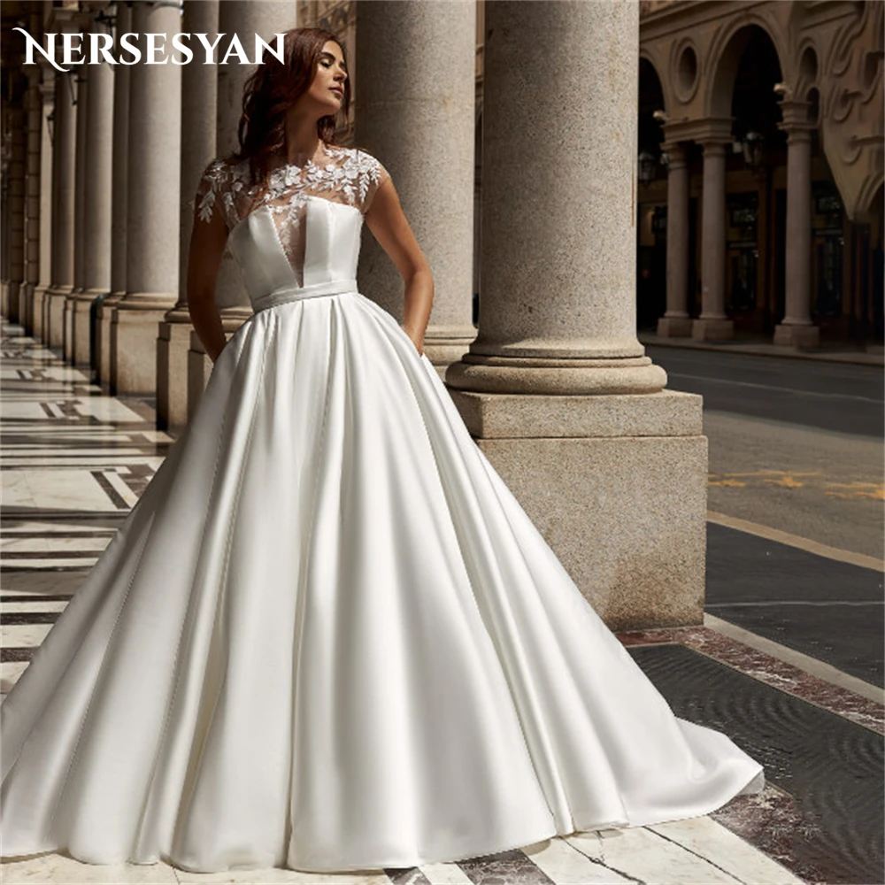 Nersesyan Vintage Lace Solid Wedding Dresses See Through A-Line O-Neck Backless Bridal Gowns Appliques Princess Bride Dress 2024
Nersesyan Vintage Lace Solid Wedding Dresses See Through A-Line O-Neck Backless Bridal Gowns Appliques Princess Bride Dress 2024