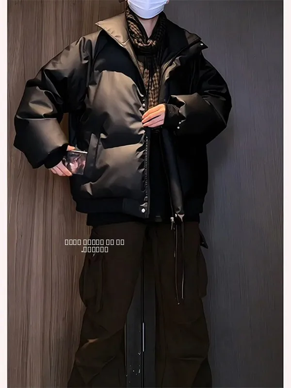 Новая зимняя мужская куртка из черной искусственной кожи с пуховым наполнителем, в американском стиле, водонепроницаемая, утепленная, модная, брендовая, стильная, хлопковая, верхняя одежда
Новая зимняя мужская куртка из черной искусственной кожи с пуховым наполнителем, в американском стиле, водонепроницаемая, утепленная, модная, брендовая, стильная, хлопковая, верхняя одежда