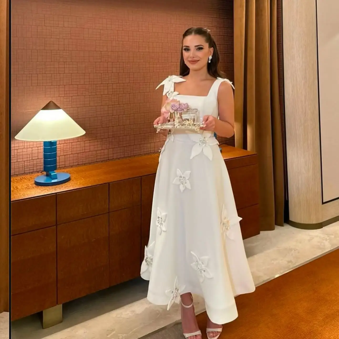 Elegant White Evening Dresses A Line Collar Flower Appliques Gala Gowns Classic Midi Sleeveless Women Bridal Show Customized
Elegant White Evening Dresses A Line Collar Flower Appliques Gala Gowns Classic Midi Sleeveless Women Bridal Show Customized