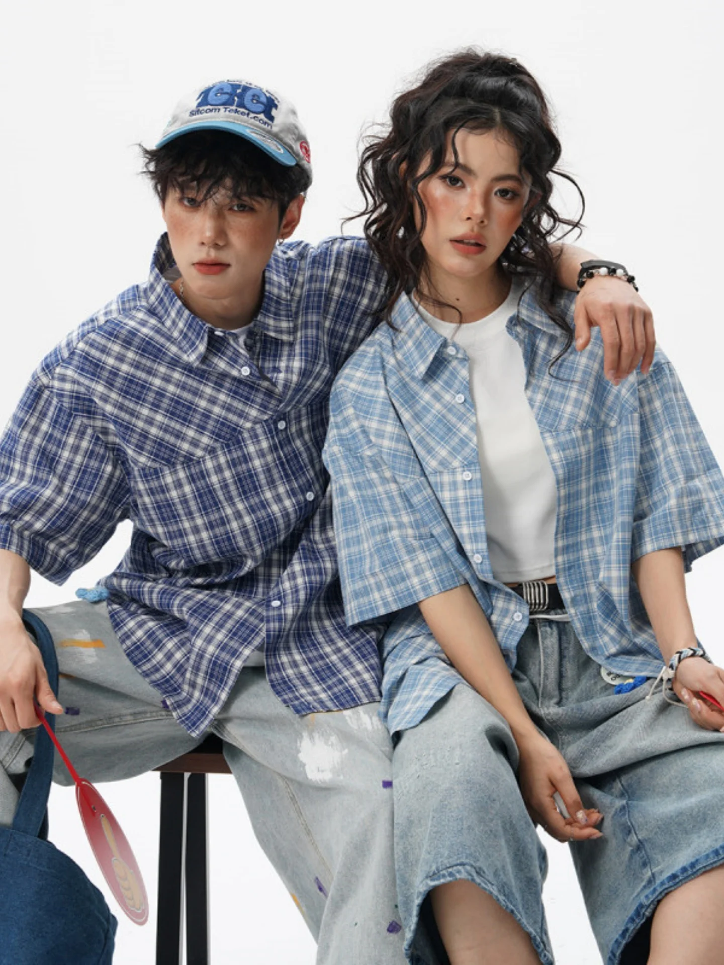 Рубашки для пар в студенческом стиле, тонкая верхняя одежда для защиты от солнца, рубашка в американском ретро-стиле в клетку для подростков, свободный крой, длинный рукав, на пуговицах
Рубашки для пар в студенческом стиле, тонкая верхняя одежда для защиты от солнца, рубашка в американском ретро-стиле в клетку для подростков, свободный крой, длинный рукав, на пуговицах