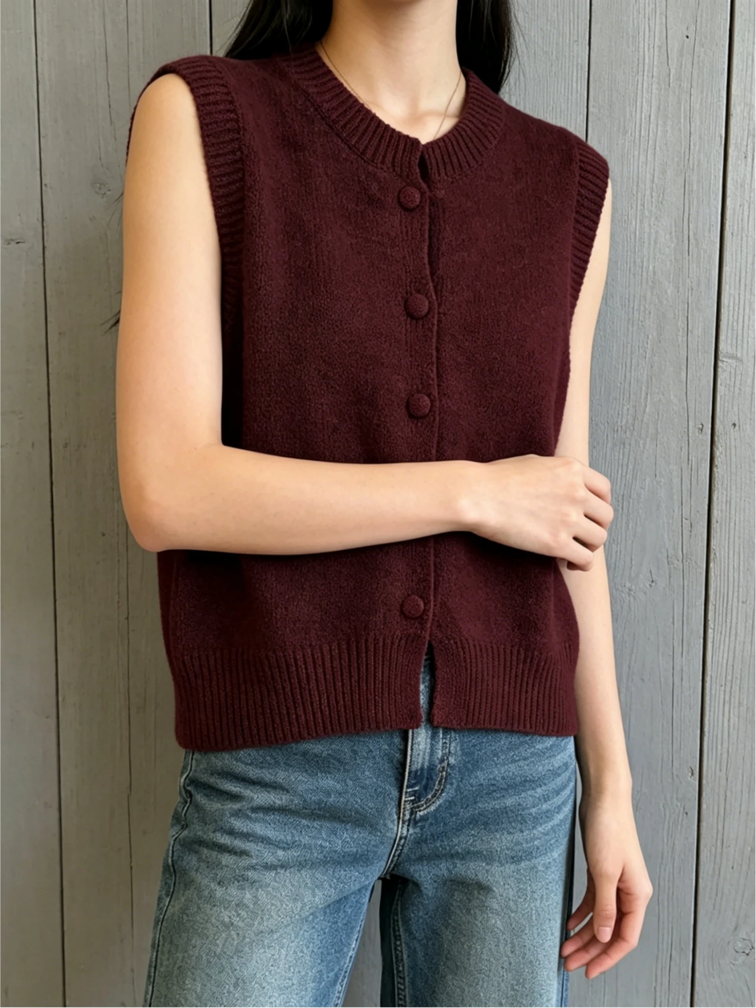 Women's plus size loose button decoration knitted vest cardigan, elegant casual style, suitable for spring and summer
Women's plus size loose button decoration knitted vest cardigan, elegant casual style, suitable for spring and summer