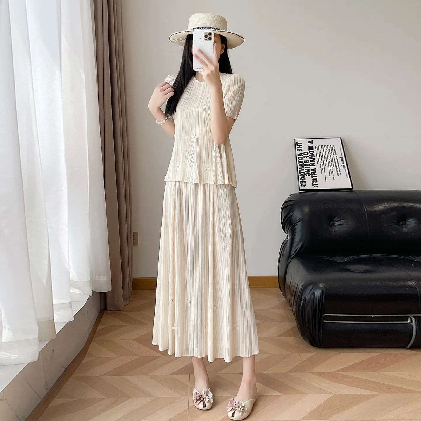 Miyake pleated women's casual suit 2026 new solid color loose custom-made floral top + skirt two-piece set
Miyake pleated women's casual suit 2026 new solid color loose custom-made floral top + skirt two-piece set