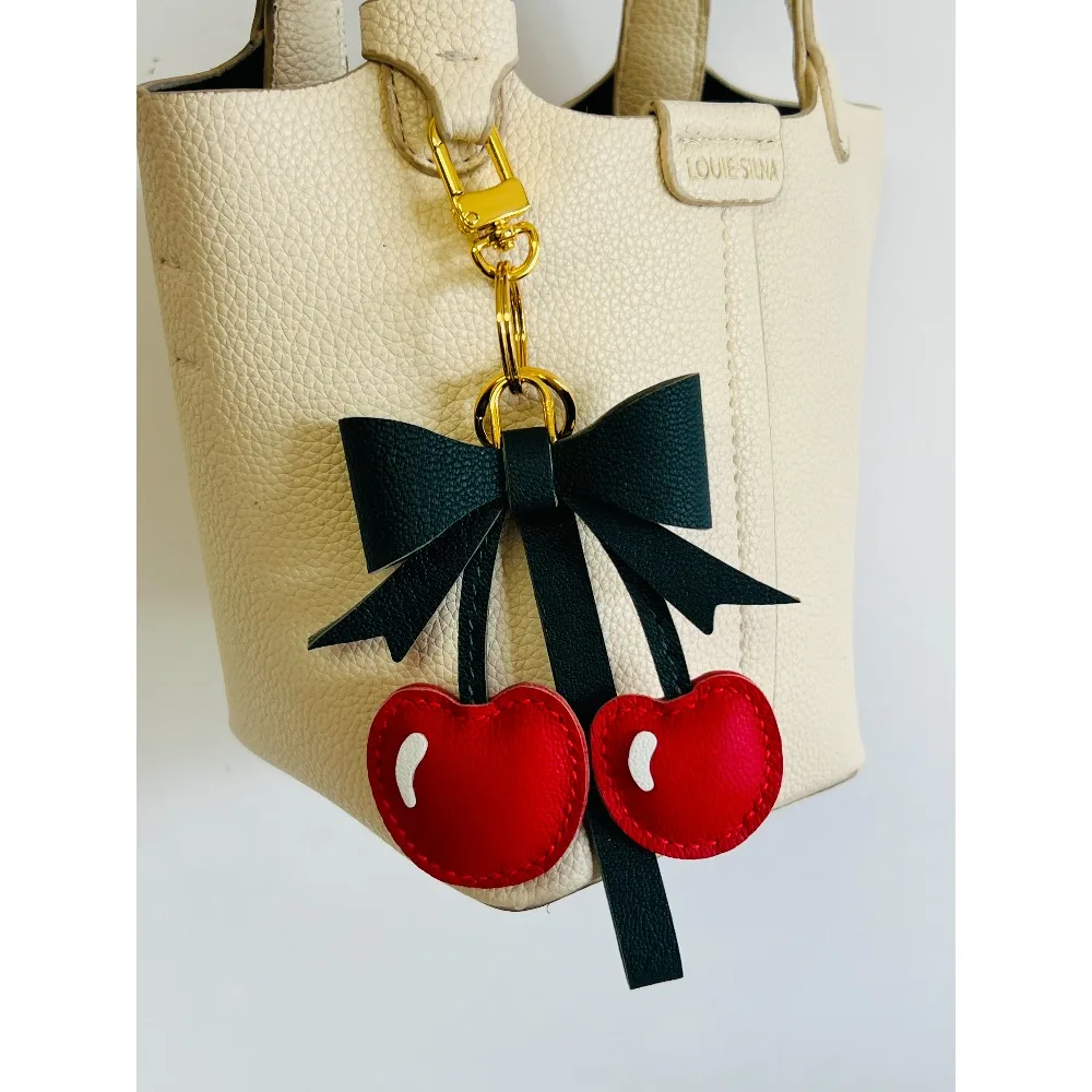 Подвеска-брелок из натуральной кожи ручной работы в стиле Love Cherry, украшение для сумки, модный аксессуар для сумок
Подвеска-брелок из натуральной кожи ручной работы в стиле Love Cherry, украшение для сумки, модный аксессуар для сумок