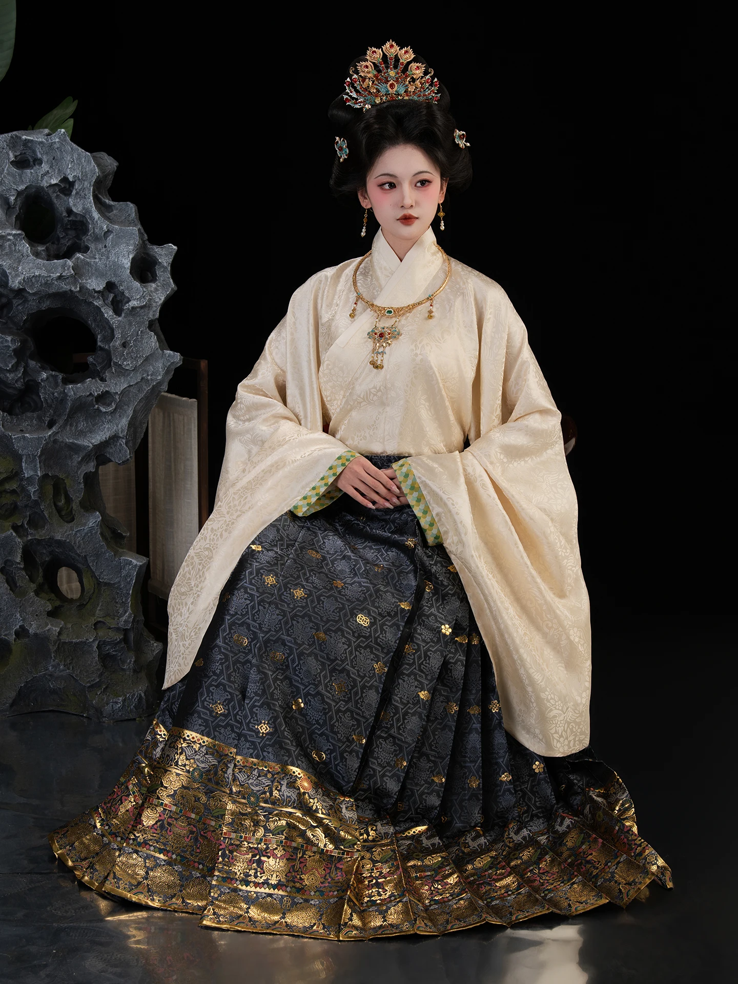 Shanchi Embroidered Ming Dynasty Style Tailed Skirt Museum Reproduction Peacock Design Hanfu Women's Traditional Costume
Shanchi Embroidered Ming Dynasty Style Tailed Skirt Museum Reproduction Peacock Design Hanfu Women's Traditional Costume