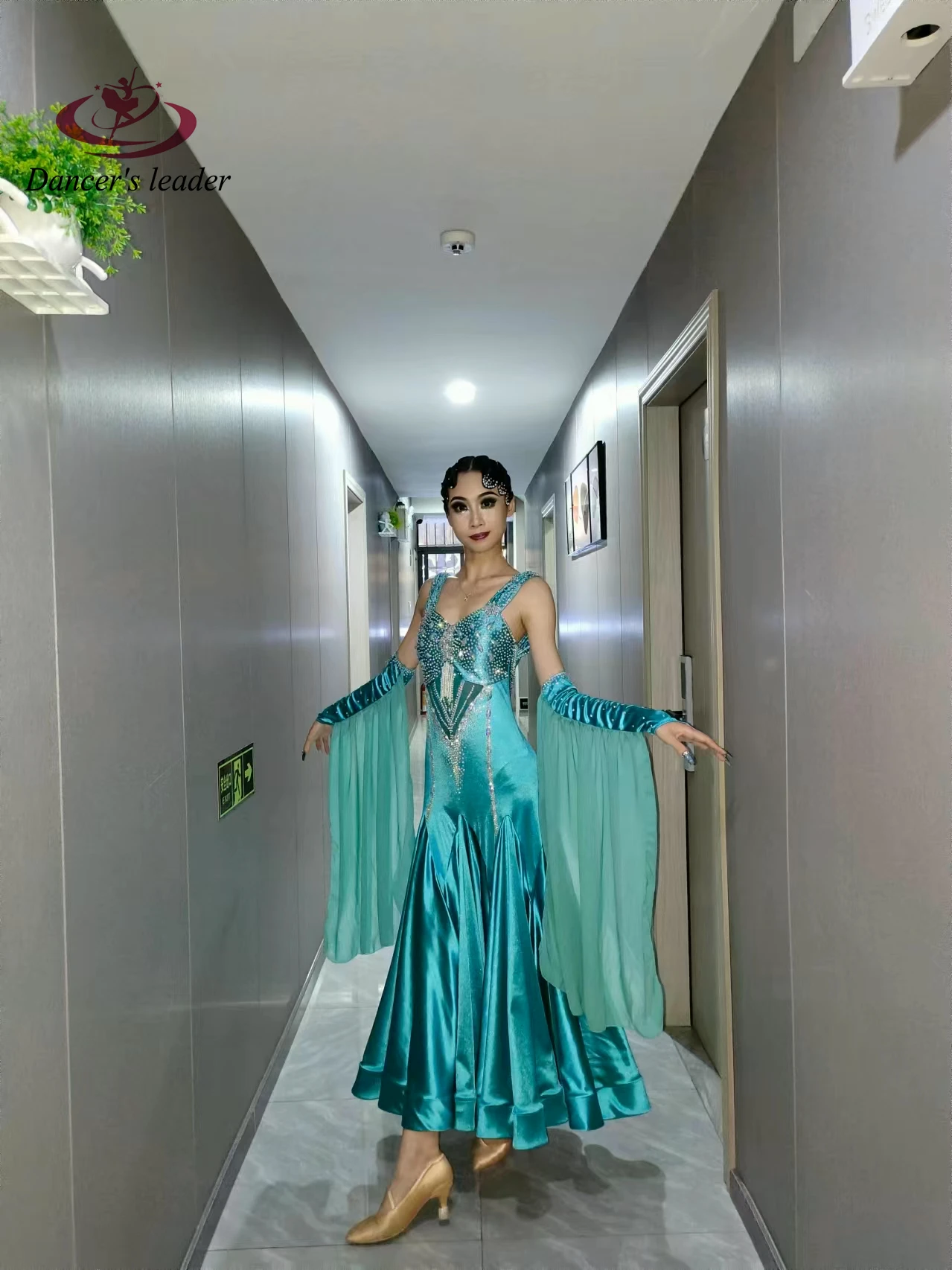 Latin Dance Diamond Women's High end Customized Peacock Blue Gemstone Modern Skirt Samba Performance Dress
Latin Dance Diamond Women's High end Customized Peacock Blue Gemstone Modern Skirt Samba Performance Dress