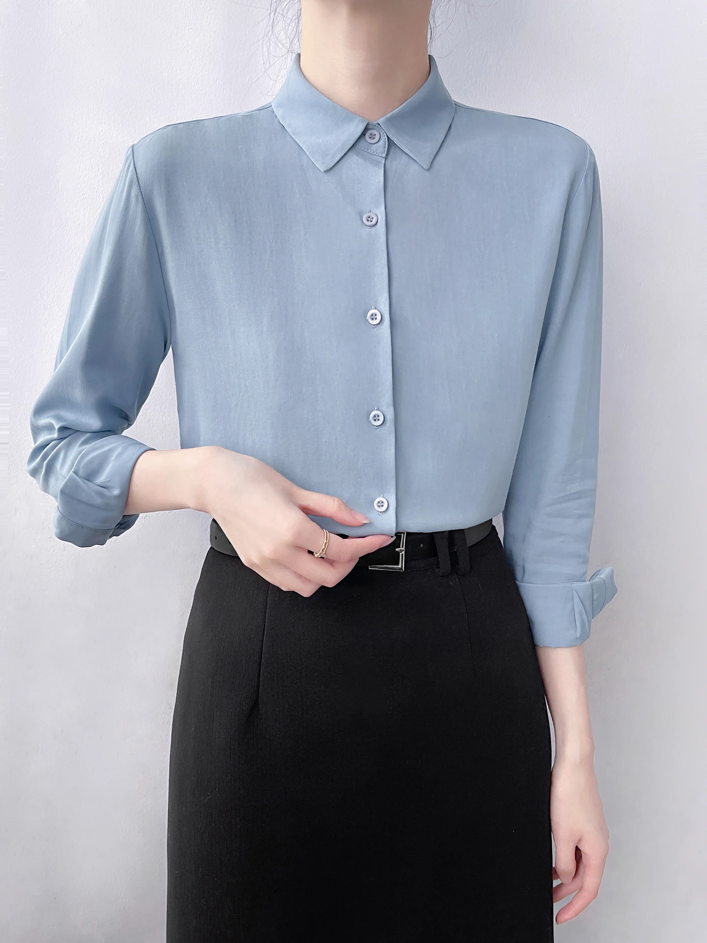 Женская синяя рубашка с длинным рукавом для деловых встреч и повседневной носки, универсальная, простая, в корейском стиле, свободного кроя, на пуговицах.
Женская синяя рубашка с длинным рукавом для деловых встреч и повседневной носки, универсальная, простая, в корейском стиле, свободного кроя, на пуговицах.