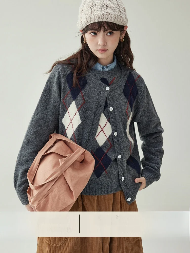 Теплый шерстяной кардиган с длинными рукавами для женщин, осенне-зимний новый комплект из двух предметов AMUU с ромбовидным узором, на пуговицах
Теплый шерстяной кардиган с длинными рукавами для женщин, осенне-зимний новый комплект из двух предметов AMUU с ромбовидным узором, на пуговицах