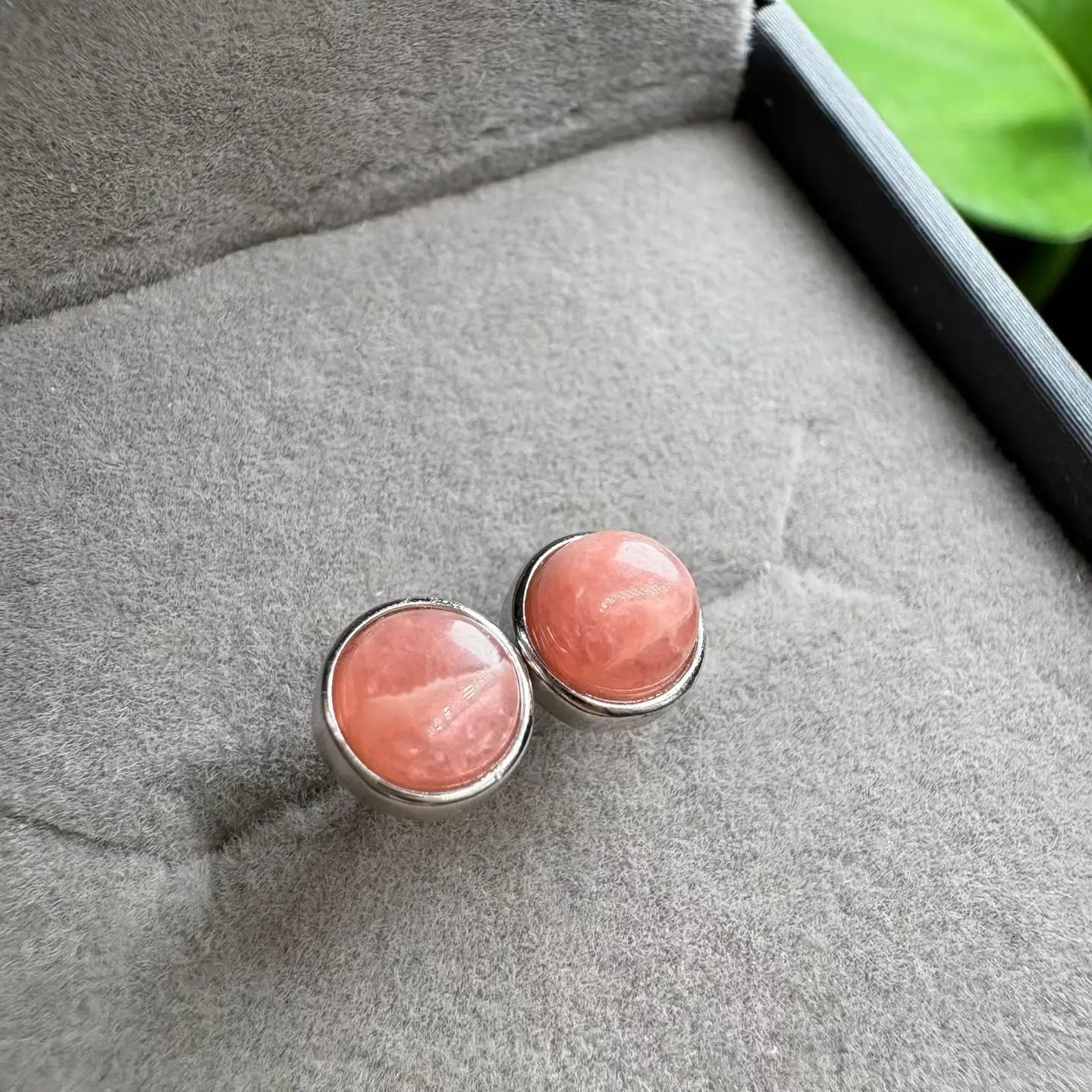 1Pair Fengbaowu Natural Rhodochrosite Earring 5MM Round Cabochon 925 Sterling Silver Reiki Healing Stone Jewelry Gift Women
1Pair Fengbaowu Natural Rhodochrosite Earring 5MM Round Cabochon 925 Sterling Silver Reiki Healing Stone Jewelry Gift Women