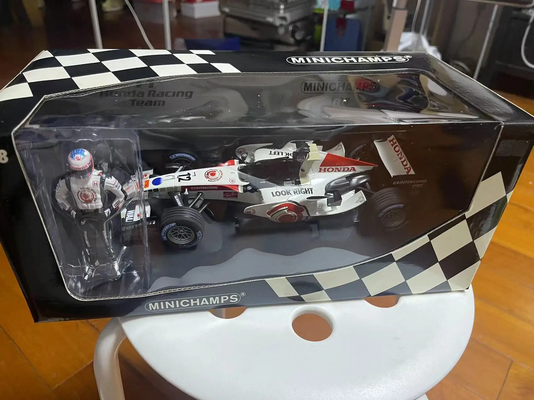 Minichamps 1:18 F1 RA106 Button 2006 Hungary Schumacher F310B Simulation Limited Edition Resin Metal Static Car Model Toy Gift
Minichamps 1:18 F1 RA106 Button 2006 Hungary Schumacher F310B Simulation Limited Edition Resin Metal Static Car Model Toy Gift