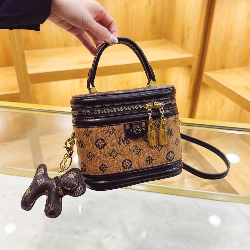 Сумка-коробка с винтажным принтом 2025 года, роскошная мини-кошелек на плечо для женщин, сумка через плечо для телефона в стиле ретро, текстурированная мини-тоут, художественная сумка
Сумка-коробка с винтажным принтом 2025 года, роскошная мини-кошелек на плечо для женщин, сумка через плечо для телефона в стиле ретро, текстурированная мини-тоут, художественная сумка 