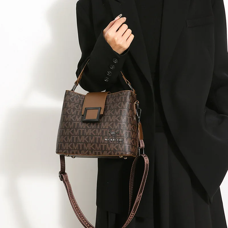 2025 New Retro Fashion Bucket Bag - Trendy Design, High-End & Large Capacity, Portable Shoulder Crossbody for Commuting
2025 New Retro Fashion Bucket Bag - Trendy Design, High-End & Large Capacity, Portable Shoulder Crossbody for Commuting