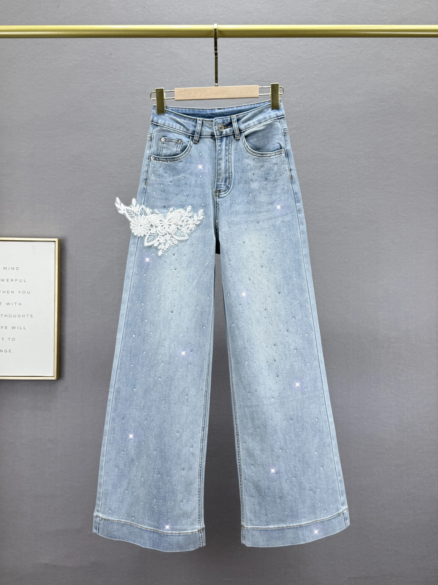 Женские джинсы с высокой талией и широкими штанинами, свободного кроя, с блестящими вставками, повседневные, из хлопка со стрейчем, буткат, длинные брюки, осенняя новинка
Женские джинсы с высокой талией и широкими штанинами, свободного кроя, с блестящими вставками, повседневные, из хлопка со стрейчем, буткат, длинные брюки, осенняя новинка