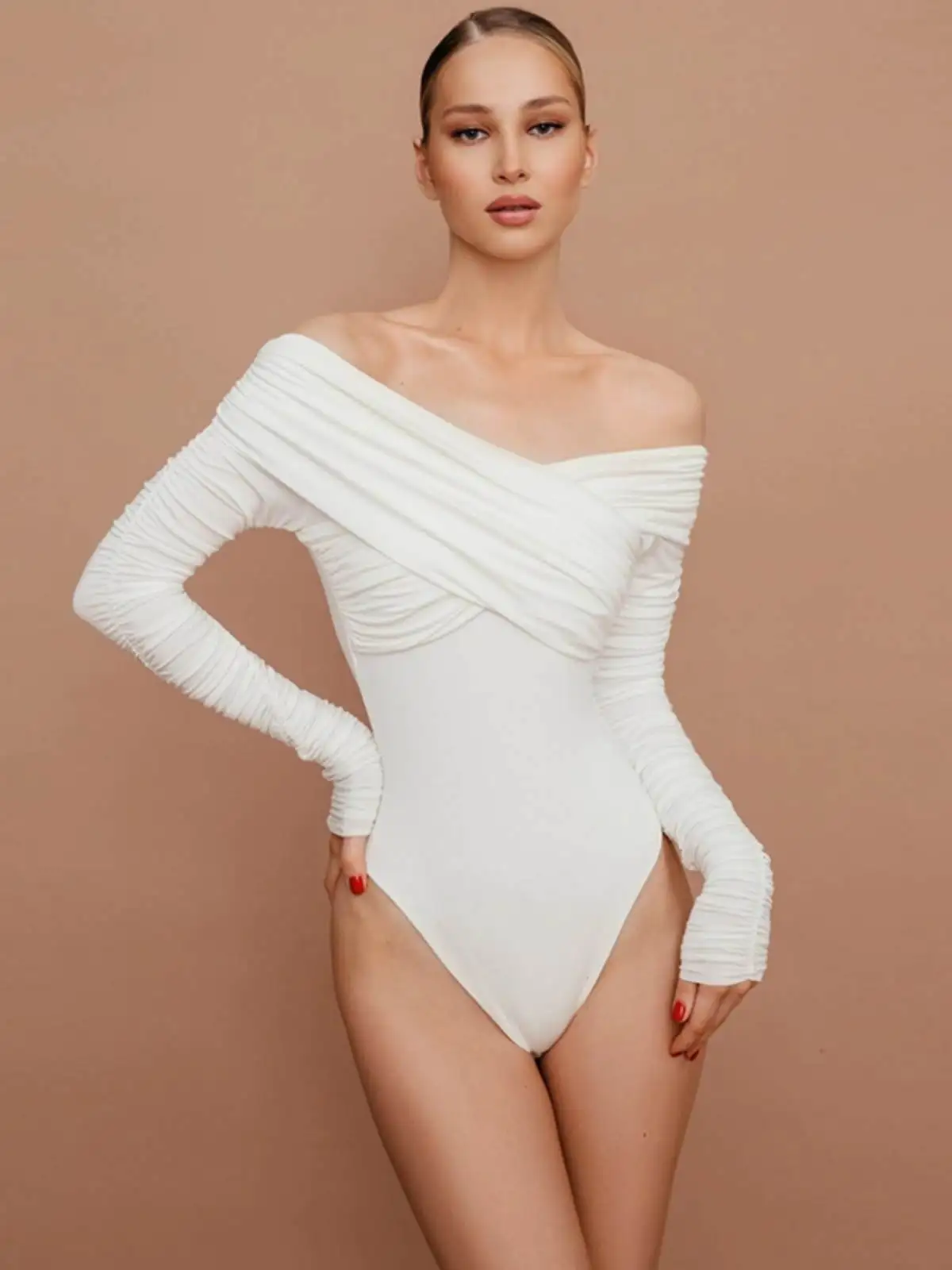 Сексуальное монокини на одно плечо с плиссированным дизайном, однотонное, с завышенной талией, облегающее, с длинным рукавом, универсальное базовое платье для женщин
Сексуальное монокини на одно плечо с плиссированным дизайном, однотонное, с завышенной талией, облегающее, с длинным рукавом, универсальное базовое платье для женщин