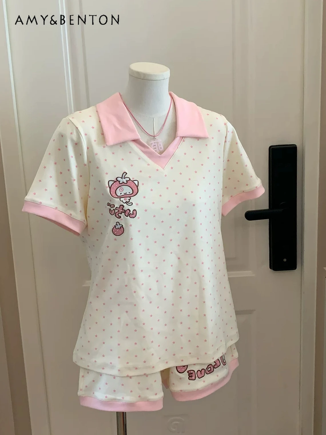Summer New Japanese Cute Cartoon Embroidered Star Print V-neck Short-sleeved Shorts Two Piece Sets Sweet Girl Pink Casual Suit
Summer New Japanese Cute Cartoon Embroidered Star Print V-neck Short-sleeved Shorts Two Piece Sets Sweet Girl Pink Casual Suit