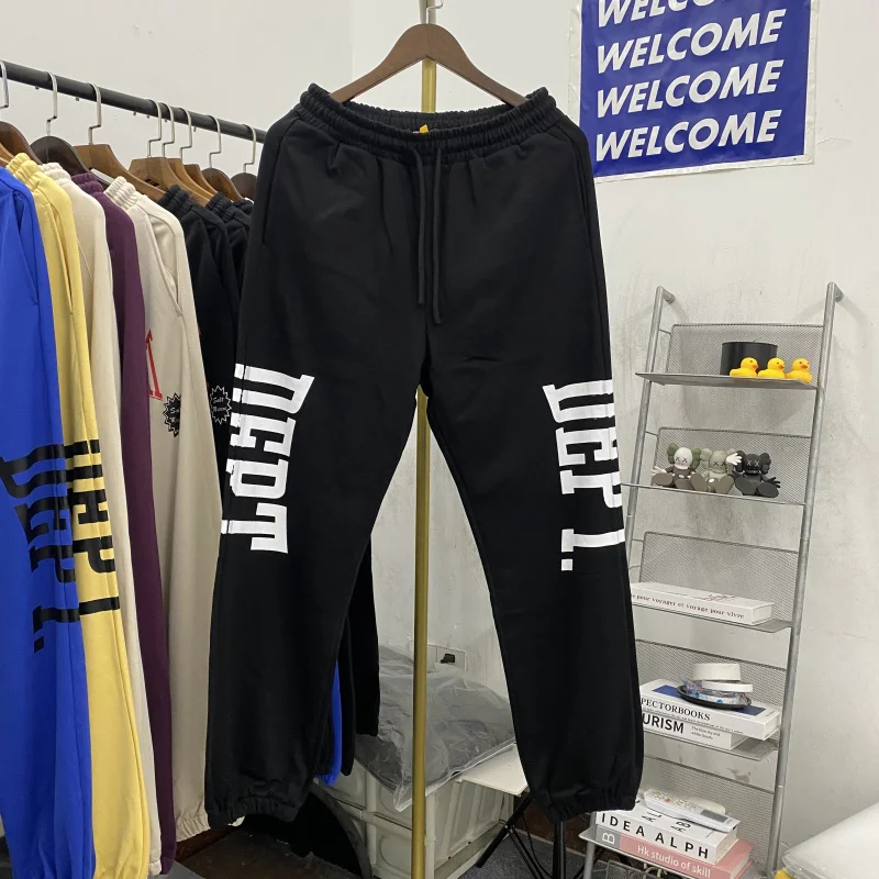 Новые 24SS High Street повседневные спортивные свободные мужские и женские спортивные штаны Deparent с буквенным принтом молодежные Vitali Sle
Новые 24SS High Street повседневные спортивные свободные мужские и женские спортивные штаны Deparent с буквенным принтом молодежные Vitali Sle